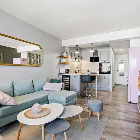Dom wakacyjny Happy Days Port Ambonne Renovated One-bedroom With Terrace
