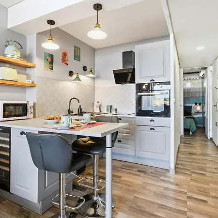 Happy Days Port Ambonne Renovated One-bedroom With Terrace *